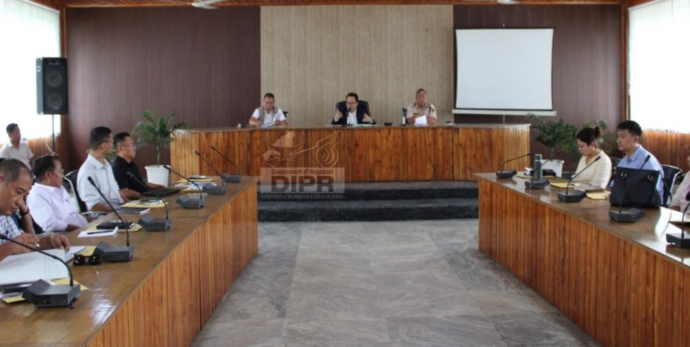 Peren DC Hiazu Meru addresses the gathering during the DPDBmeeting held at the DC’s Conference Hall in Peren on August 6. (DIPR Photo)
